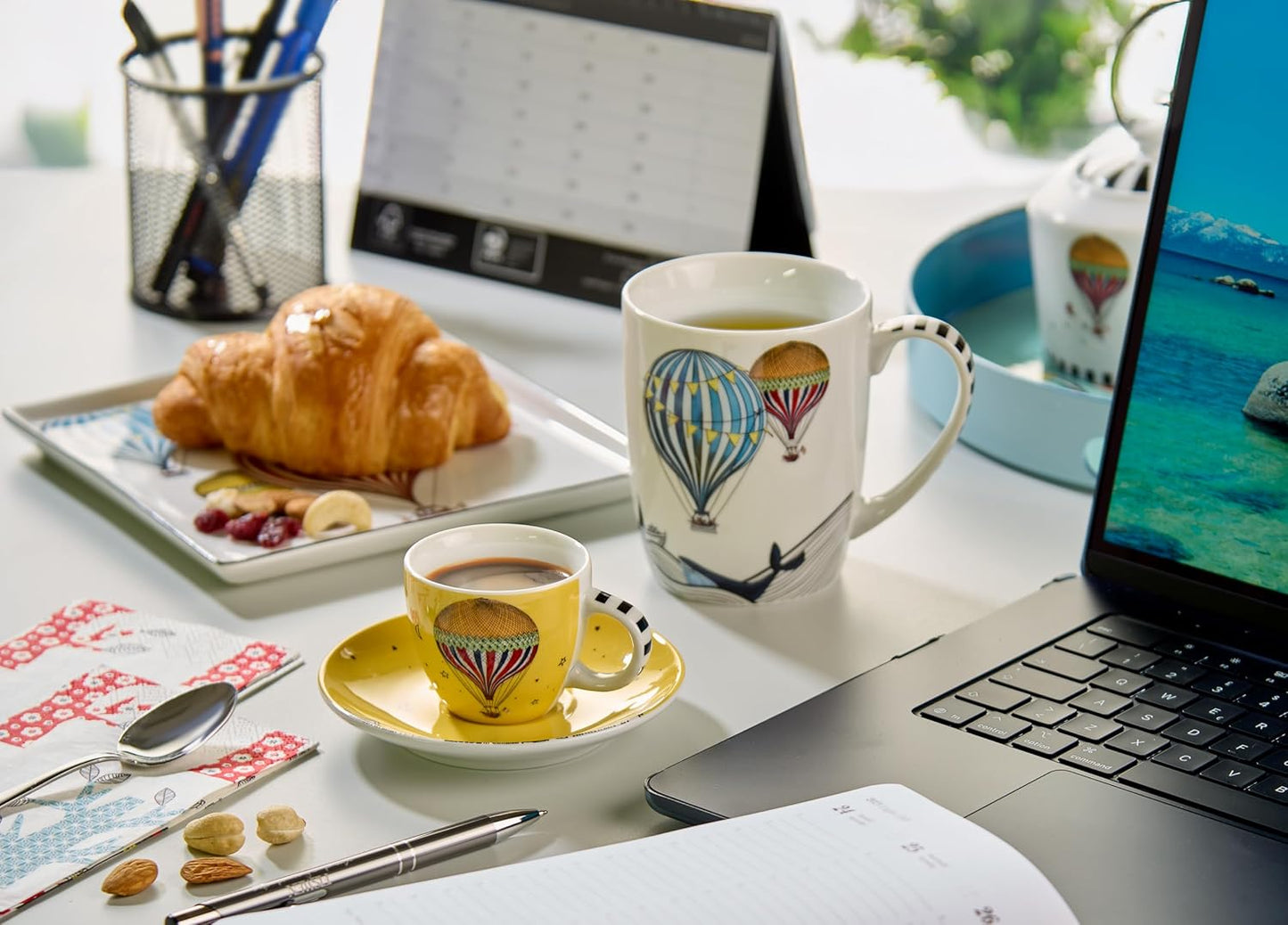 طقم فناجين إسبريسو مع صحون من إيغان جيراموند، قطعتان، 80 مل، طقم فناجين قهوة من البورسلين للإسبريسو والقهوة العربية، تصميم منطاد الهواء الساخن، طقم هدايا (أزرق فاتح)